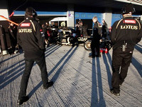 Команда Lotus на тестах Формулы-1. Фото Lotus