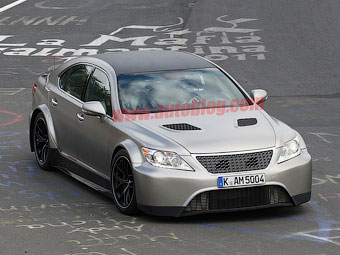 "Заряженный" Lexus LS, построенный Toyota Motorsport GmbH. Фото CarPix с сайта Autoblog.com