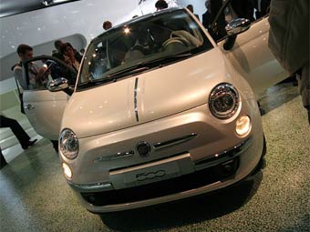 Fiat 500 на Франкфуртском автосалоне. Фото Lenta.Ru
