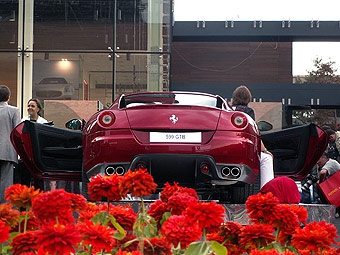 Ferrari возле дилерского центра на Рублево-успенском шоссе. Фото Ленты.Ру