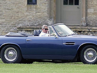 Принц Чарльз в Aston Martin DB6 Volante. Фото с сайта Dailymail.co.uk