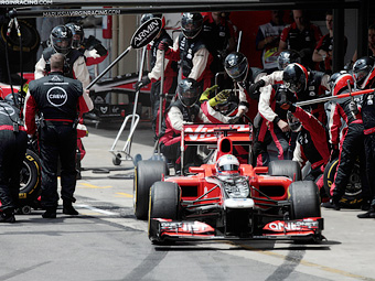 Пит-стоп Тимо Глока на Гран-при Бразилии. Фото Marussia Virgin Racing