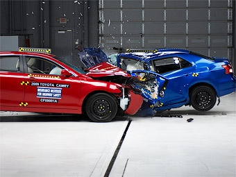 Краш-тест Toyota Camry и Toyota Yaris. Фото IIHS