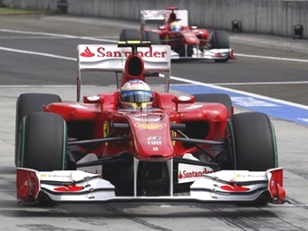 Болиды Ferrari. Фото (c) <a href="http://lenta.ru/info/afp.htm">AFP</a>