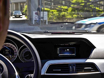 Предупреждение о выезжающем справа автомобиле экстренных служб выводится на экран мультимедийной системы. Фото Mercedes-Benz