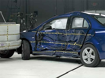 Mitsubishi Lancer после бокового краш-теста. Фото IIHS