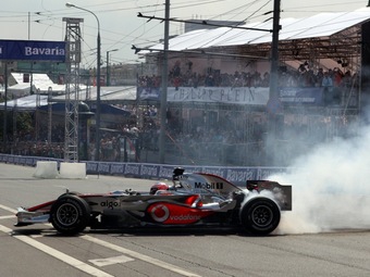 Дженсон Баттон за рулем McLaren на Moscow City Racing в 2010 году. Фото Moscow City Racing