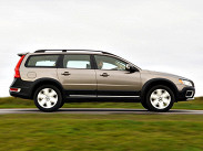 **Volvo XC70**. "Швед" наверняка приглянется многим благодаря внутреннему убранству. Можно выбрать кожаные сиденья, перфорированные или с вентиляцией, плюс, есть шесть видов отделки центральной консоли. Стоит все это недешево, но у шведа есть еще один туз в рукаве -- дорожный просвет в 210 миллиметров. В версии Kinetic полноприводная машина стоит от 1,507 миллиона рублей, а топовые комплектации легко переваливают за два миллиона.