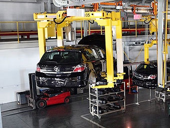 Конвейер по сборке Opel на "Автоторе". Фото Ленты.Ру