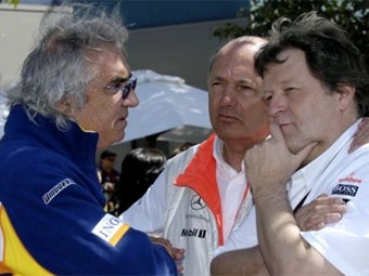 Флавио Бриаторе (Renault), Рон Деннис (McLaren) и Норберт Хауг (Mercedes). Фото с сайта daylife.com