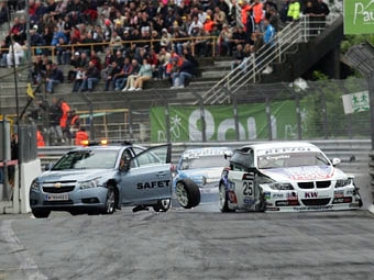 Столкновение Энгштлера с автомобилем безопасности во время гонки WTCC в По, 2009. Фото WTCC