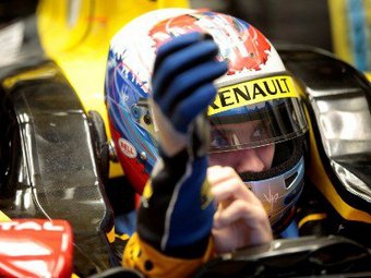 Виталий Петров за рулем болида Renault R30. Фото (c) <a href="http://lenta.ru/info/afp.htm">AFP</a>