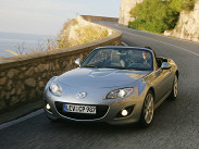 Главный и пожалуй единственный на нашем рынке прямой конкурент MINI Roadster -- Mazda MX-5. Один из самых непрактичных в мире автомобилей, оснащенный задним приводом. Самую простую «Миату» прошлого года выпуска -- 1,8 литра (126 лошадиных сил), 5‑ступенчатая «ручка» -- можно купить сейчас за 1 100 000 рублей. Цена на версии с 2-литровым мотором стартует с отметки 1,275 млн. рублей за МХ-5 с 6‑ступенчатой механической трансмиссией в комплектации Sport. «Автоматом» обойдется всего в семь тысяч.
