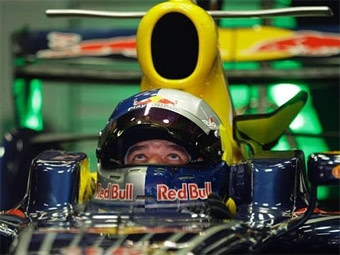 Себастьен Леб и болид "Формулы-1" Red Bull. Фото (c) <a href="http://lenta.ru/info/afp.htm">AFP</a>