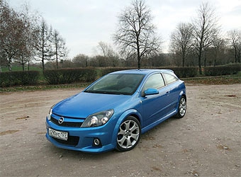Opel Astra OPC предыдущего поколения. Фото Ленты.Ру
