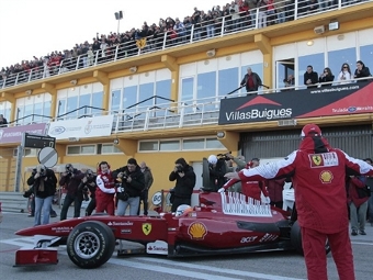 Фернандо Алонсо на Ferrari F10 в Валенсии. Фото (c) <a href="http://lenta.ru/info/afp.htm">AFP</a>