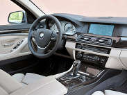 Знакомый интерьер «пятерки» BMW: великолепное качество, дорогой запах, низкая посадка с четкой эргономикой, великолепные мультиконтурные сиденья, 9-дюймовый центральный дисплей и удобное управление системой iDrive. Придраться не к чему. Сидишь, как влитой, все под рукой.        