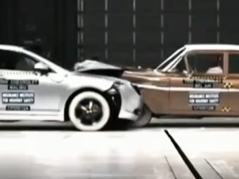 Скриншот видеоролика краш-теста Chevrolet Malibu и Chevrolet Bel Air