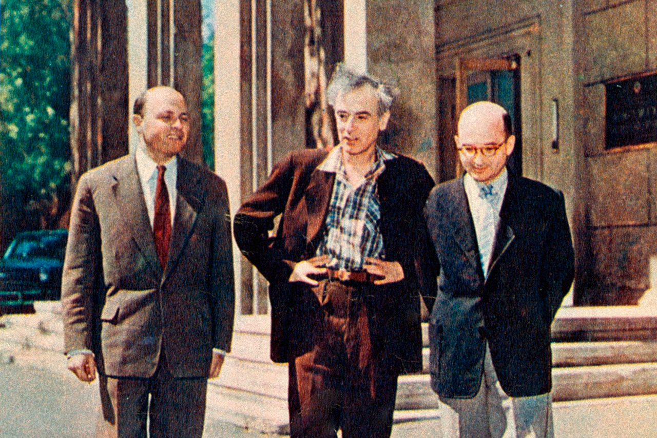 Исаак Халатников, Лев Ландау и Евгений Лифшиц во дворе Института физических проблем, 1959 год. Вместе с последним Халатников разрабатывал теорию сингулярности