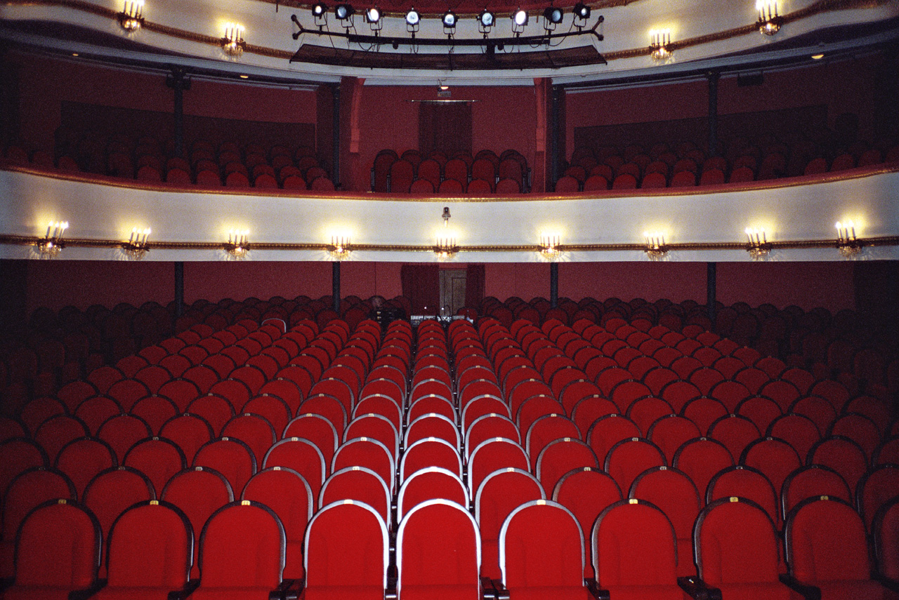 12100749000 рублей выделено в 2013 году из городского бюд­жета на сохранение и развитие 88 подведомственных Департаменту культуры театров