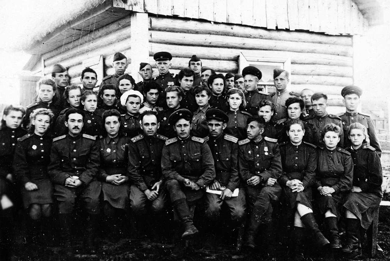 Халатников с однополчанами, начало 1940-х