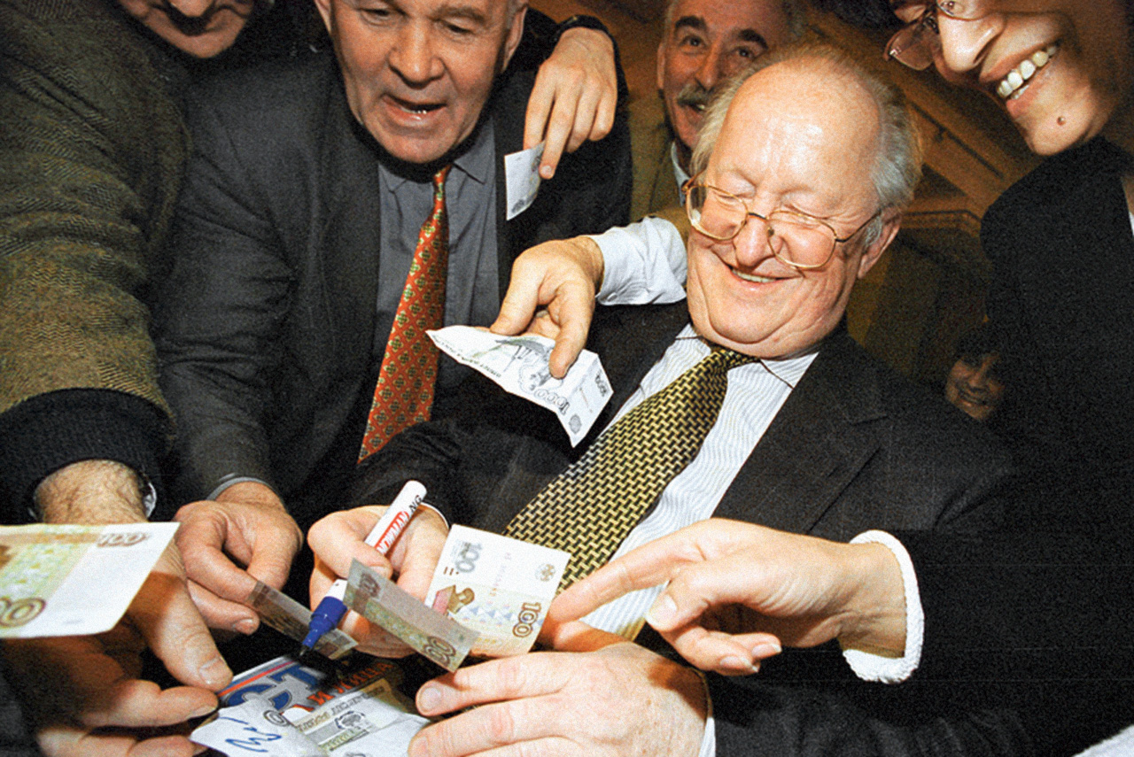 Геращенко раздает автографы на денежных купюрах после заседания Госдумы, на котором был рассмотрен вопрос о его освобождении от должности председателя Центробанка