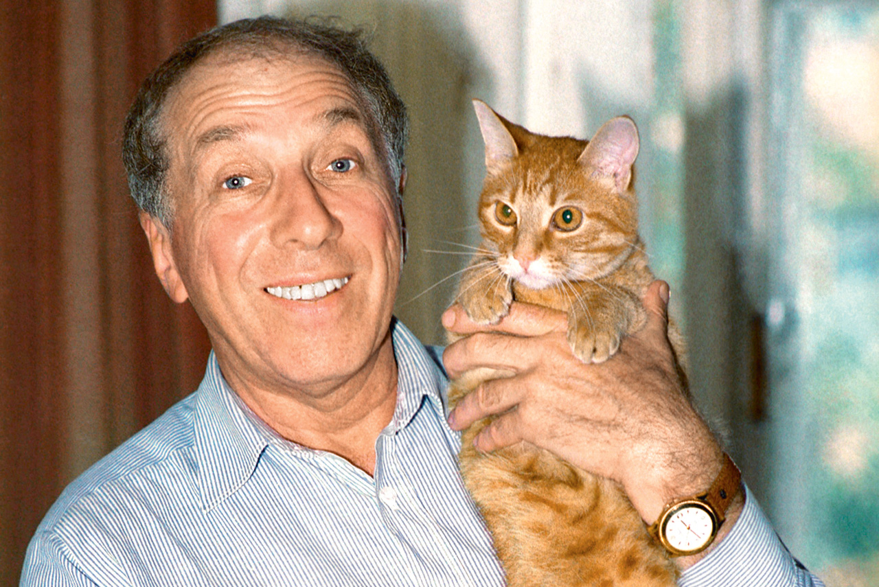 Сергей Юрский с котом Соусом, 1995 год