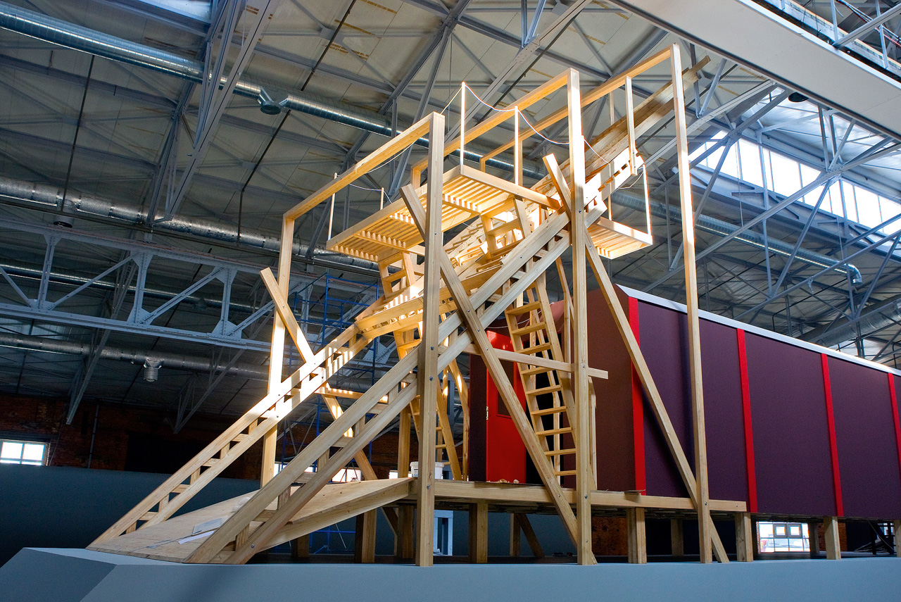 Инсталляция Ильи и Эмилии Кабаковых «Красный вагон» была частью огромной тотальной инсталляции «Альтернативная история искусства», которая в сентябре 2008 года открывала Центр современной культуры «Гараж»