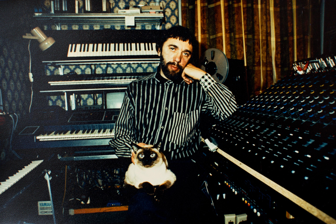 Артемьев в своей домашней студии с котом Дикушей, начало 1980-х