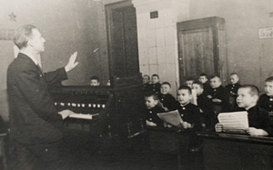 Эдуард (на первой парте в центре) в классе своего дяди Николая Демьянова в Консерватории, 1945 год