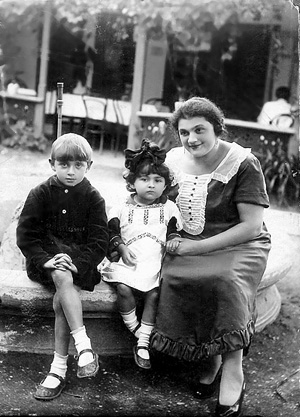 Халатников с мамой и сестрой, 1920-е годы
