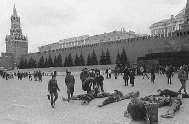 В 1991 году уча­стники арт-группы «Э.Т.И.» во главе с Осмоловским вы­ложили своими те­лами слово из трех букв на Красной ­площади