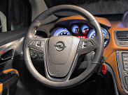 Рулевое колесо точно такое же, как у Opel Astra, с кнопками управления «музыкой» и круиз-контролем. И самое главное -- оно с подогревом. 