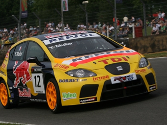 Лидер чемпионата WTCC 2008 года Иван Мюллер на SEAT Leon TDi. Фото с сайта www.fiawtcc.com