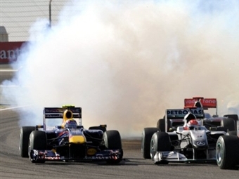 Болид Red Bull Марка Уэббера на старте Гран-при Бахрейна. Фото (c) <a href="http://lenta.ru/info/afp.htm">AFP</a>