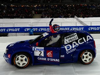 Ален Прост на прототипе Dacia Duster празднует победу в гонке на Стад-де-Франс. Фото организаторов Andros Trophee