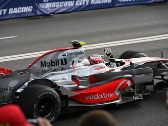 Хейкки Ковалайнен на болиде McLaren во время шоу в Москве в 2009 году. Фото Ленты.ру
