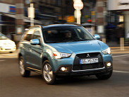 **Mitsubishi ASX.** Самая свежая новинка в сегменте компактных кроссоверов, ASX, с полным приводом и двухлитровым мотором мощностью 150 сил (11,9 секунды до «сотни») комплектуется бесступенчатым «вариатором» и в самой доступной версии стоит 1,089 миллиона рублей. Правда, по сравнению с Kia Sportage за те же деньги он хуже оборудован – кондиционер вместо «климата», музыка попроще и опций поменьше. Да и Skoda Yeti за 1,079 миллиона будет оснащен заметно богаче.