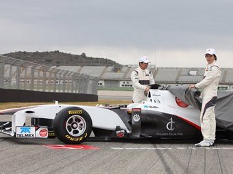 Болид Sauber C30 и гонщики Камуи Кобаяси и Серхио Перес. Фото с сайта www.autocar.co.uk