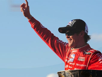 Скотт Диксон после финиша гонки Peak Indy 300 на Chicagoland Speedway, 2008. Фото с сайта scottdixon.com