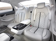 Если вдруг владелец Audi S8 решит-таки поездить сзади, то он не будет разочарован. Конечно, места здесь поменьше, чем в длиннобазной A8 L («длинной» S8 не будет), но все равно его вполне достаточно, чтобы слегка вытянуть ноги. Удобств, правда, минимум: на откидном подлокотнике только регулировки сидений и «климата». Лучше все же за рулем.