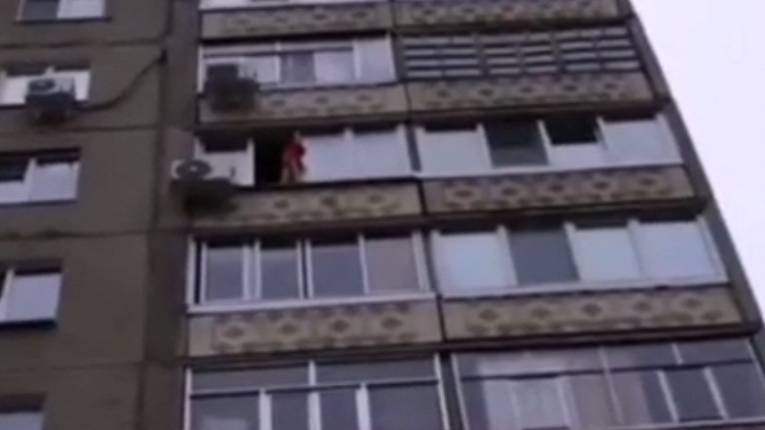 В Уфе 4-летний мальчик гулял по карнизу балкона на девятом этаже