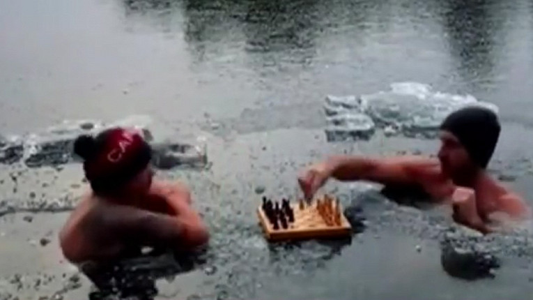 Канадцы сыграли в шахматы в ледяном озере и попали на видео