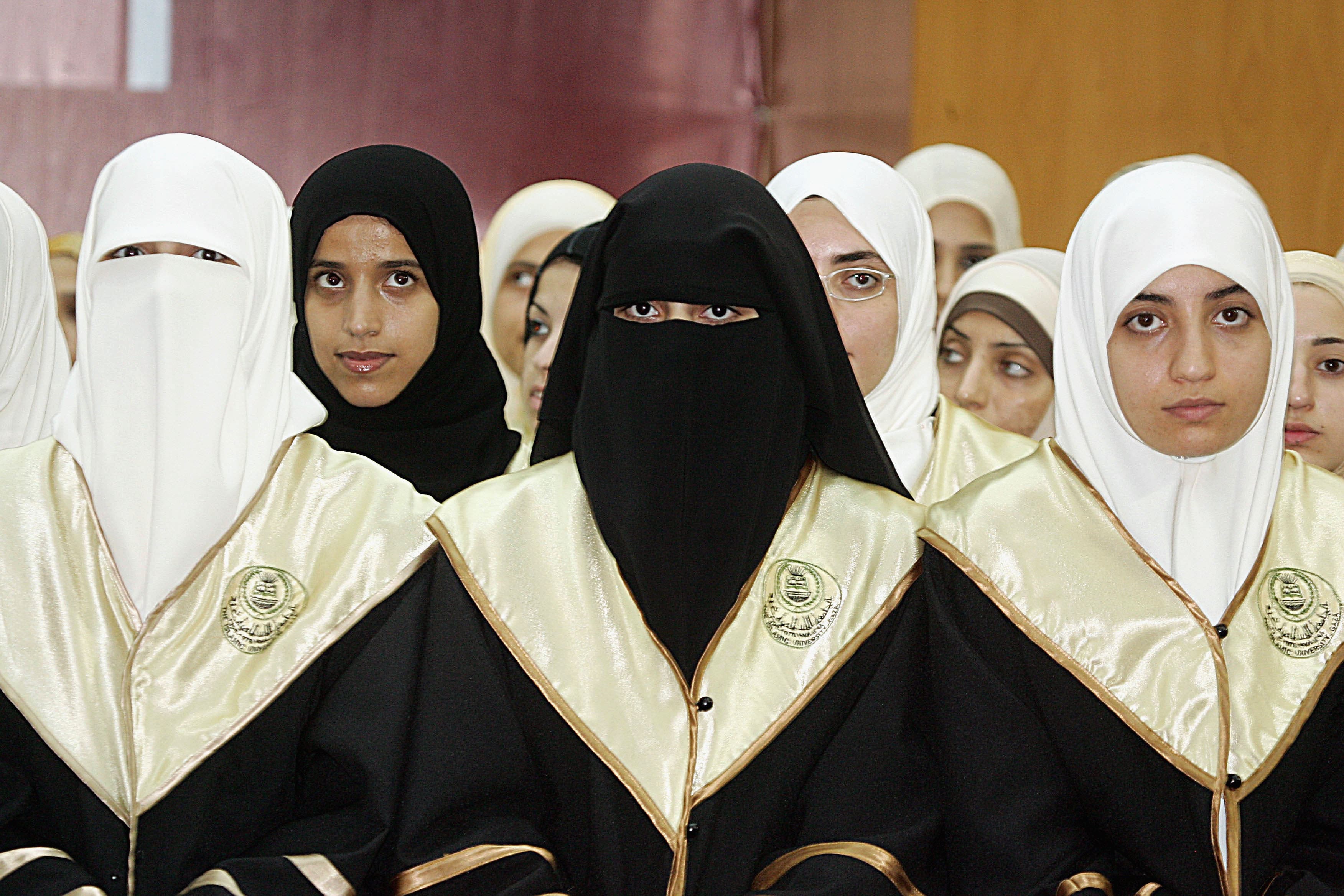 Без паранджи. Бурка паранджа никаб. Семья шариат никаб. Строгий хиджаб. Никаб в Египте.