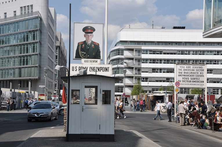 Чекпойнт чарли в берлине