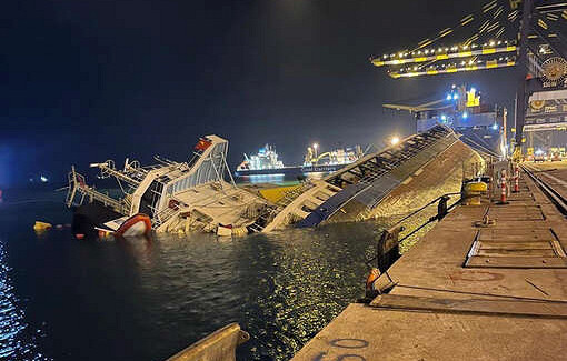 Судно вместимостью 3120 тонн затонуло и легло на бок в порту Турции при разгрузке