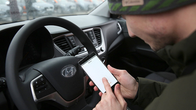 Водитель каршеринга сбил женщину на пешеходном переходе и попал на видео