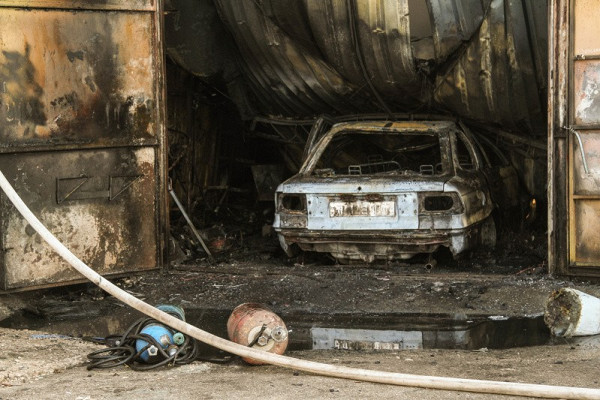 В Севастополе произошел пожар в гаражном кооперативе