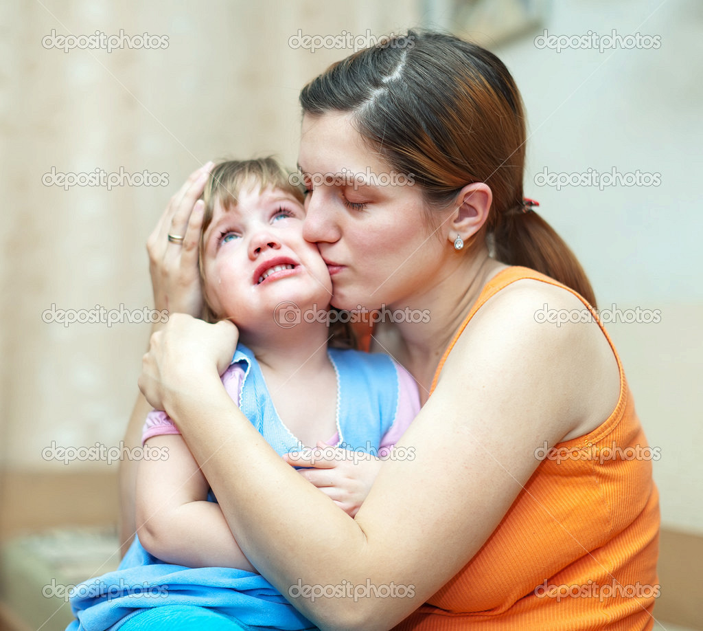 Ребенок плачет обнимая маму