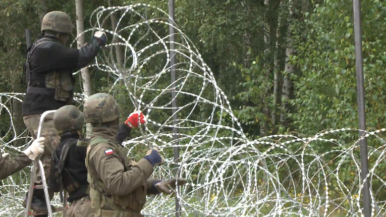 Забор из колючей проволоки установили на границе Польши и Белоруссии